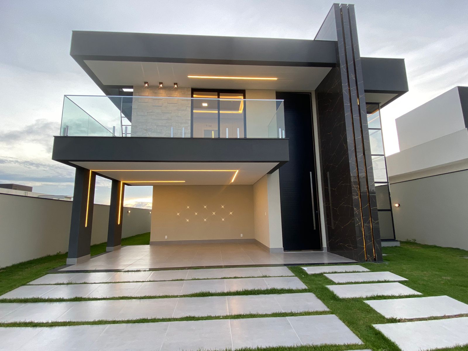 Fachada 2 andares com mármore e LED