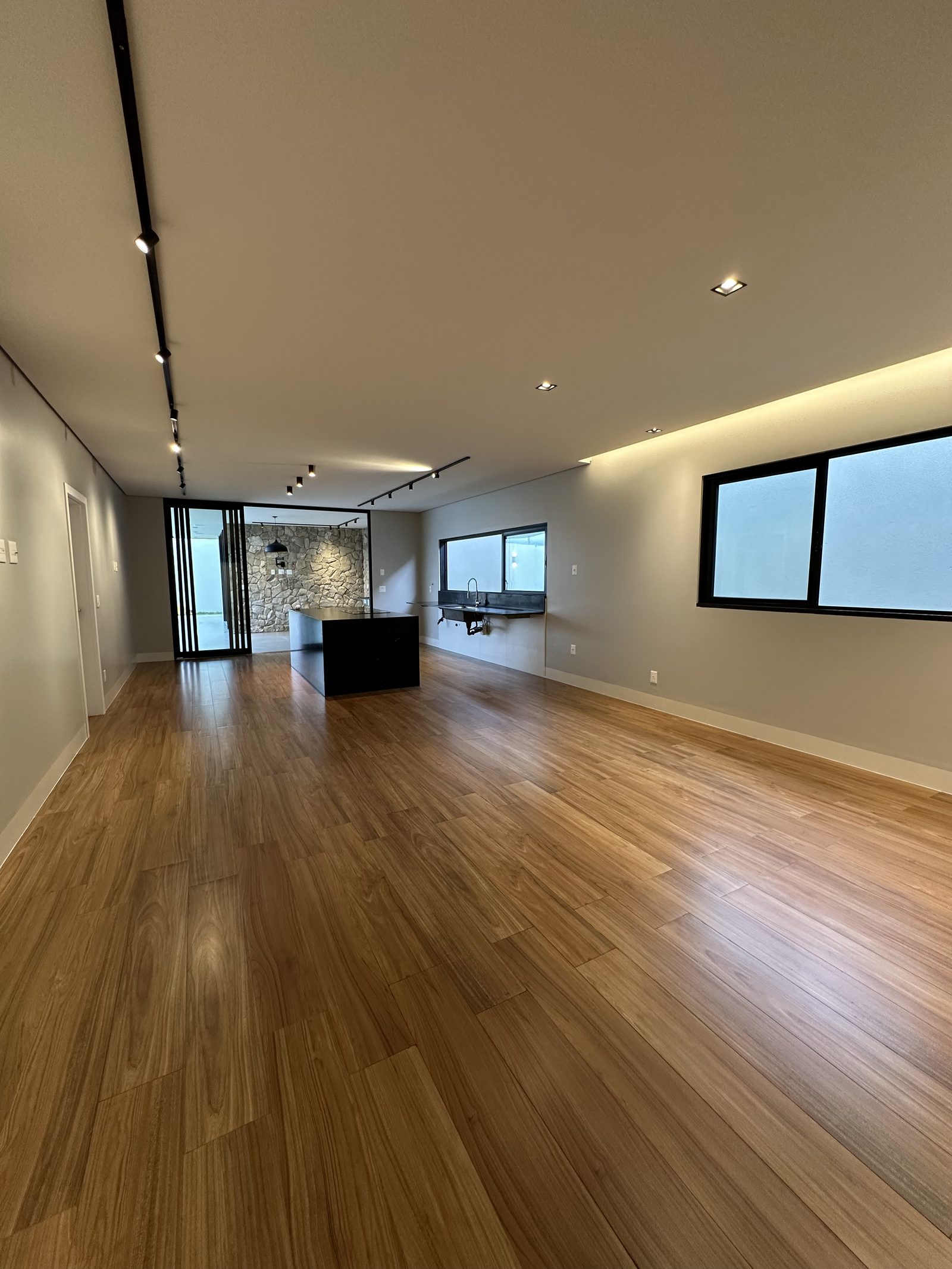 Sala com piso de madeira