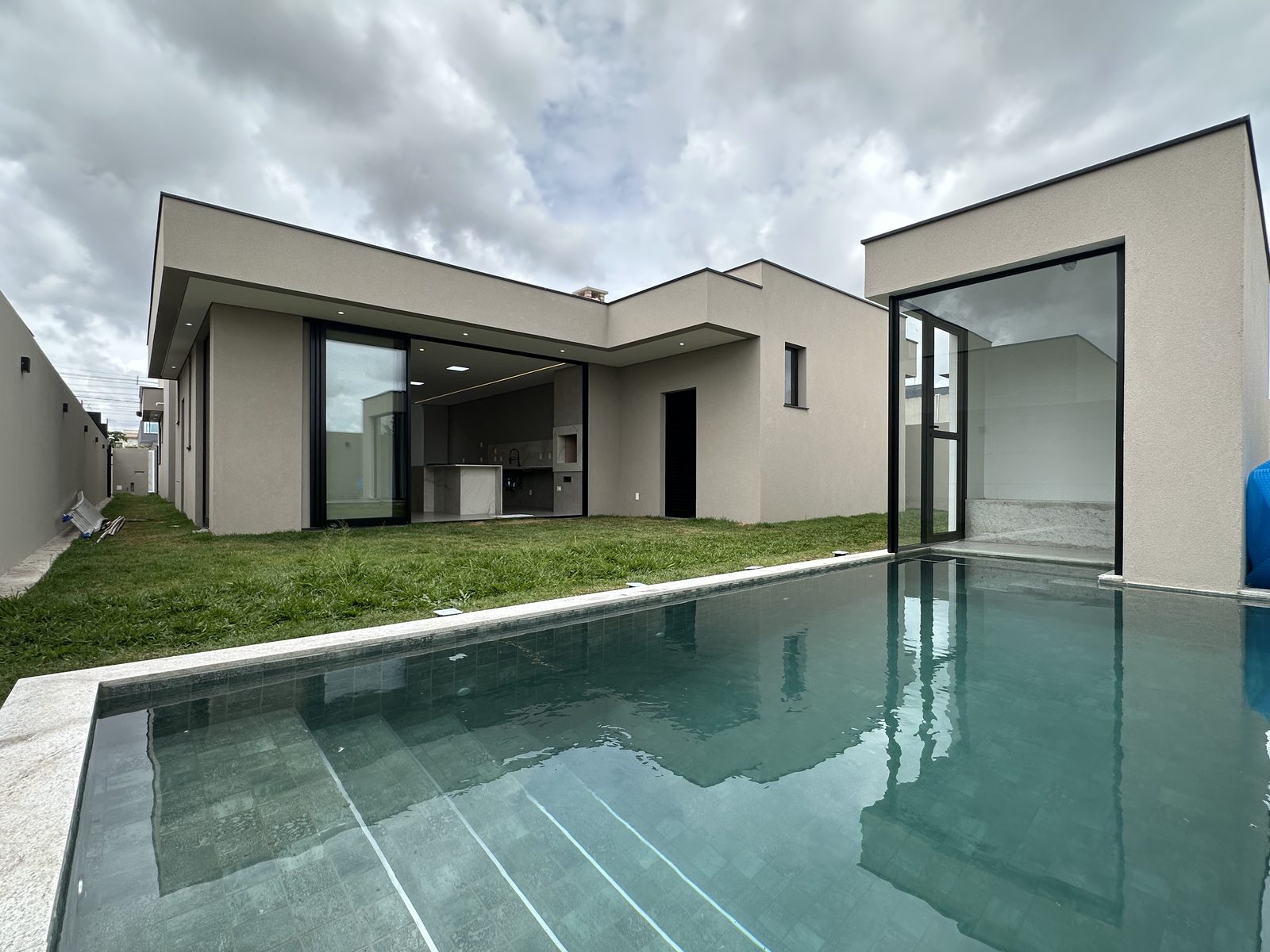 Piscina e área gourmet
