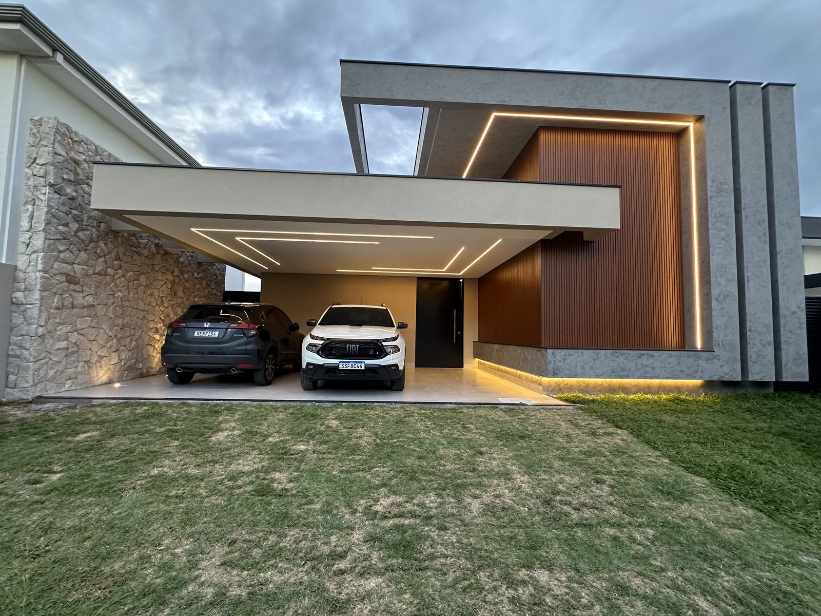 Fachada com ripado e pedra