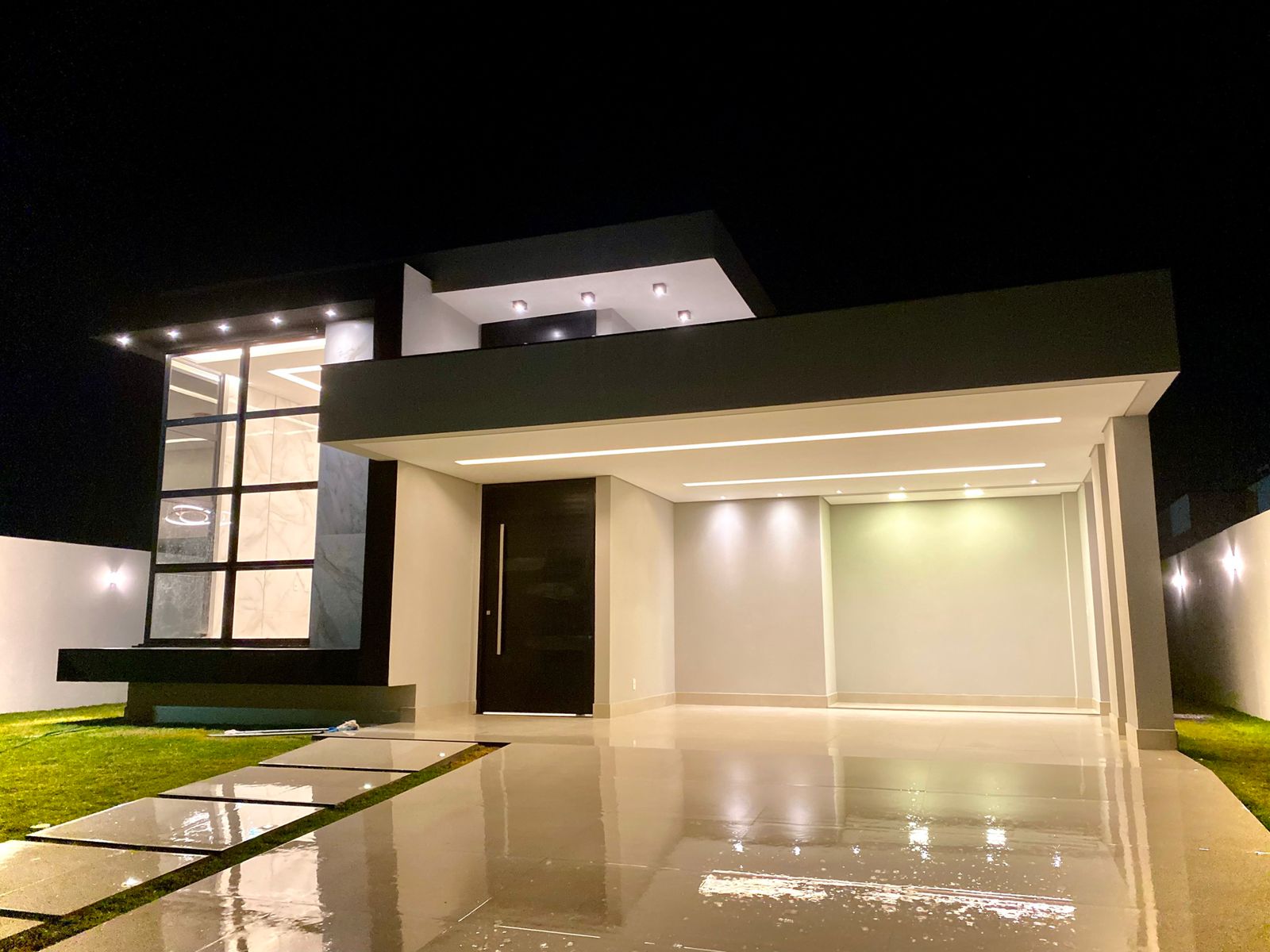 Fachada moderna noturna