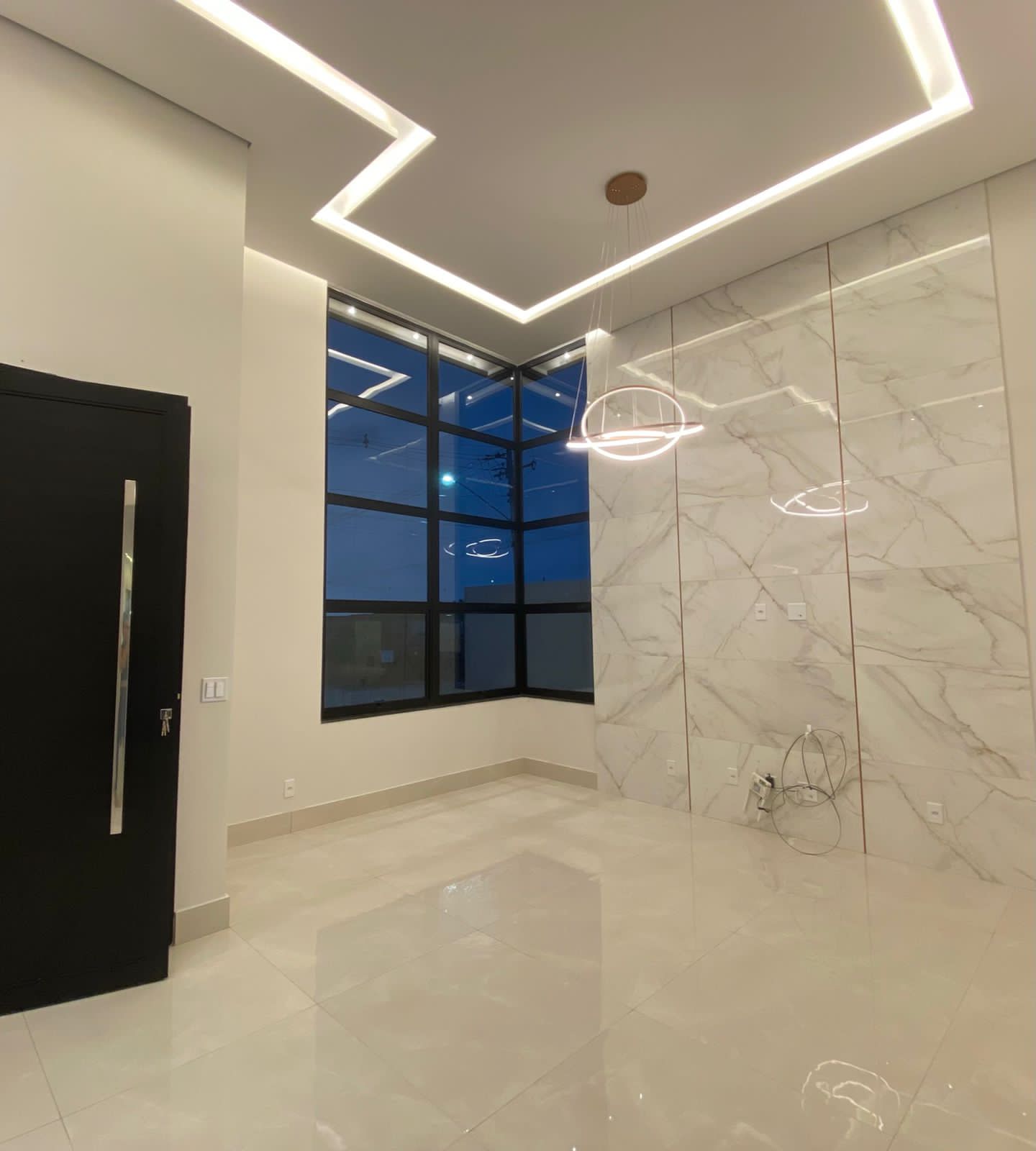 Sala com mármore e lustre LED
