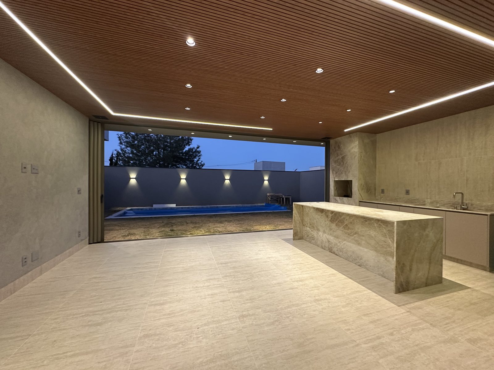 Piscina noturna com iluminação