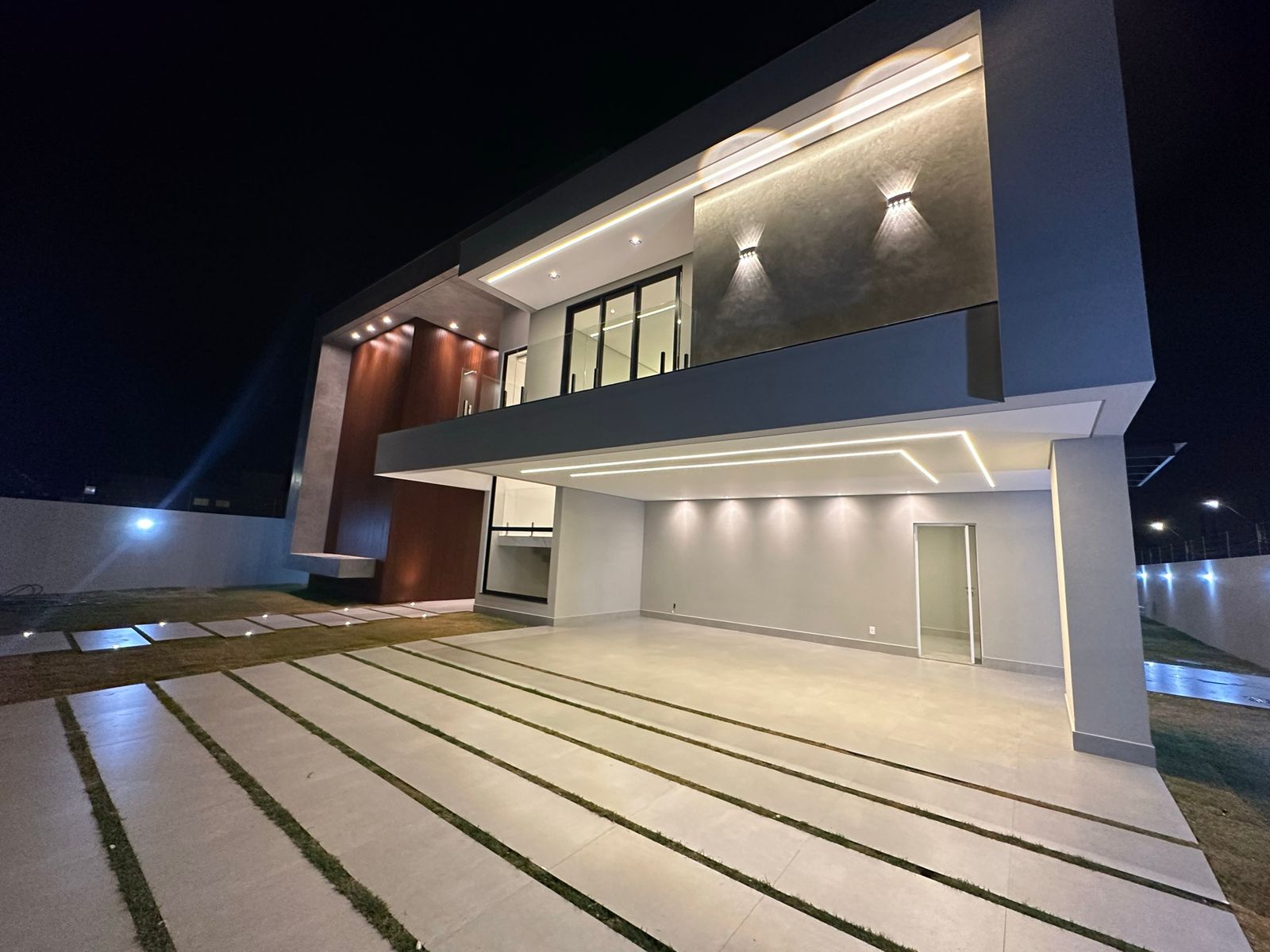 Fachada noturna com ripado